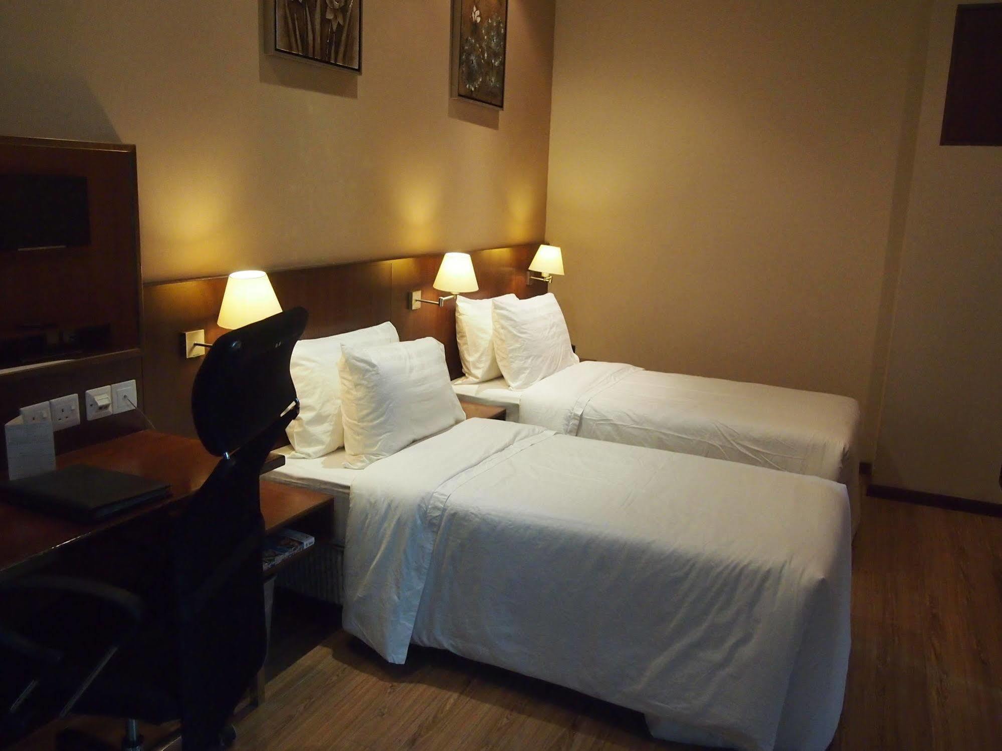 Swiss Hotel Apartment Kuala Belait Екстер'єр фото